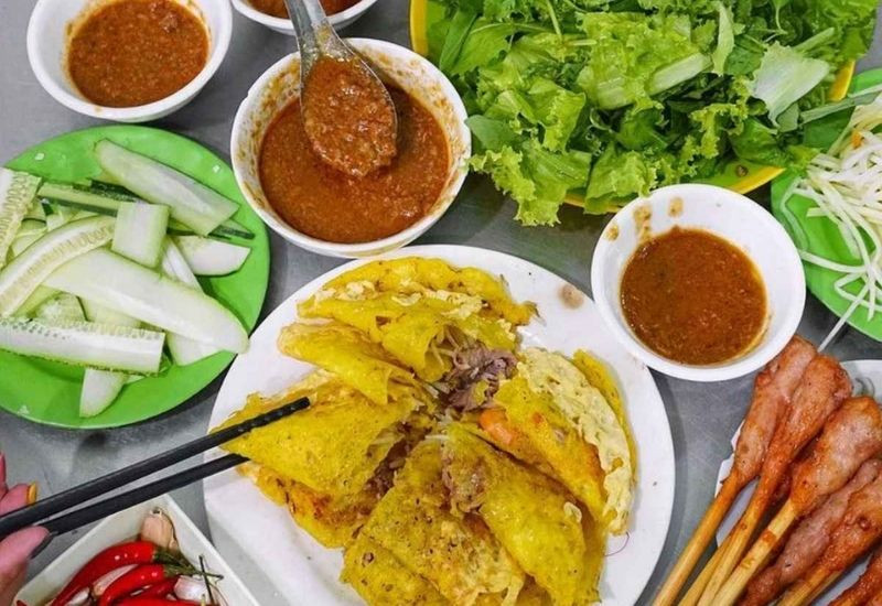 Bánh xèo vàng giòn ăn cùng rau sống (Ảnh: Sưu tầm)